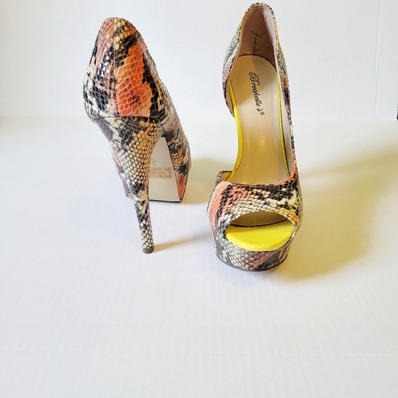 Breckelle's Snake Print Platform Heels - Picture 2 of 8